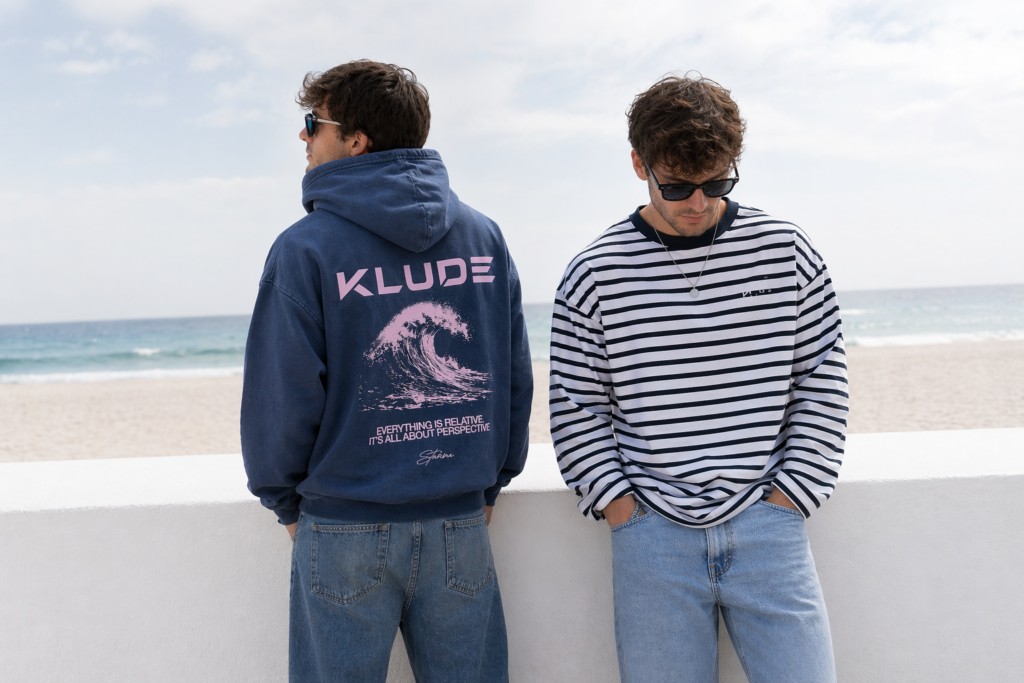 Chicos en la playa luciendo de lude